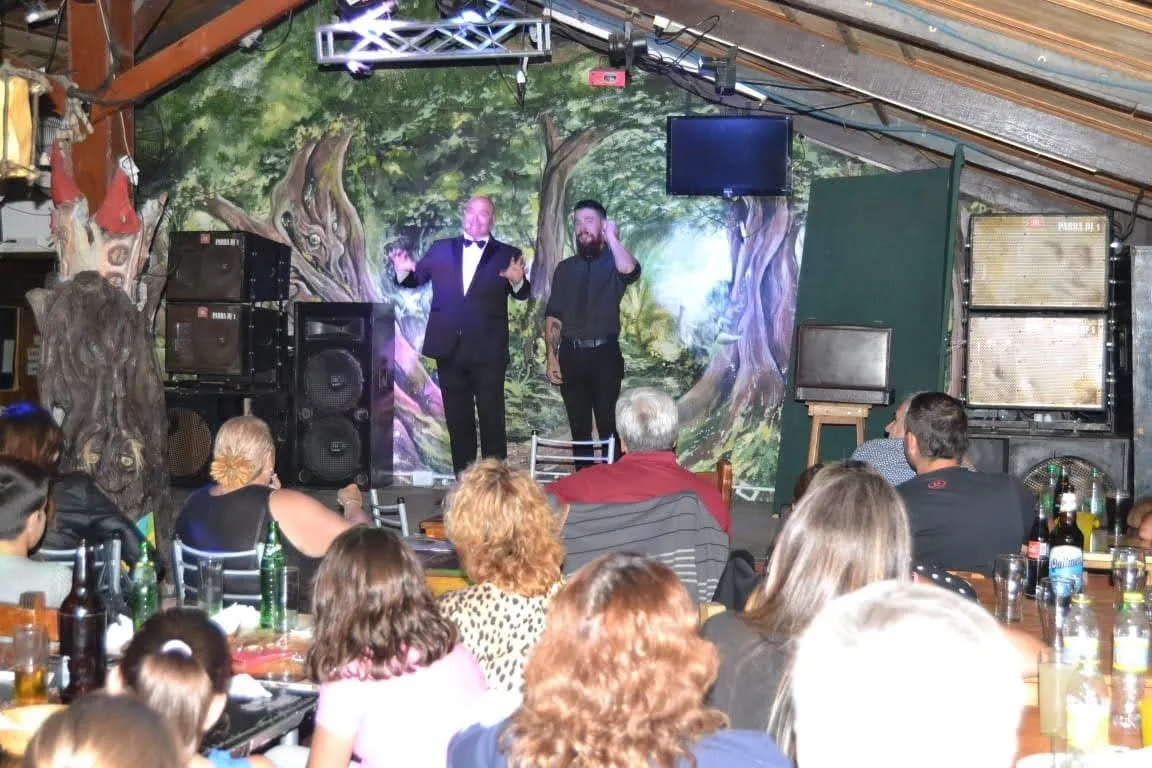 Larry De Clay actuando sobre el escenario ante el público del bar